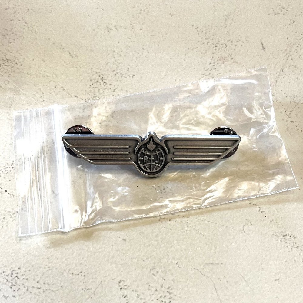 RARE NWT 2014 Pearl Jam "Airways" US Lightning Bolt Tour Pin, Mint Condition